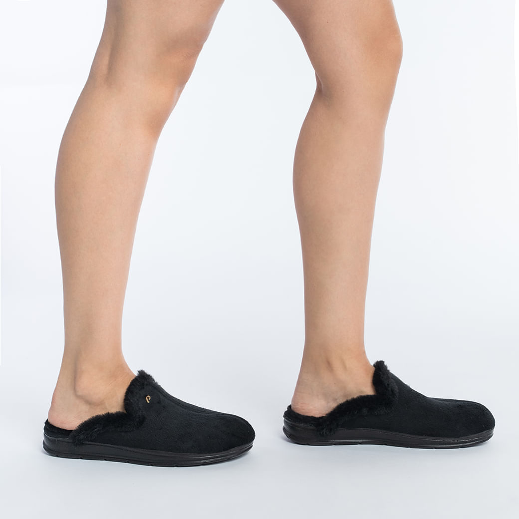 Vista lateral da pantufa feminina preta Pegada com forro de lã sintética